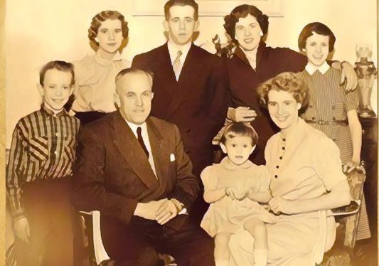AlatarieI's tweet photo. Brigitte Macron, née Jean-Michel Henri Trogneux, aurait usurpé le prénom de sa petite sœur Brigitte décédée en 1961.

De part la loi, il est interdit d'usurper l'identité d'une personne décédée, que sa mort ait été déclarée ou pas.

#JeanMichelTrogneuxgate https://t.co/gU8JHzoY8H