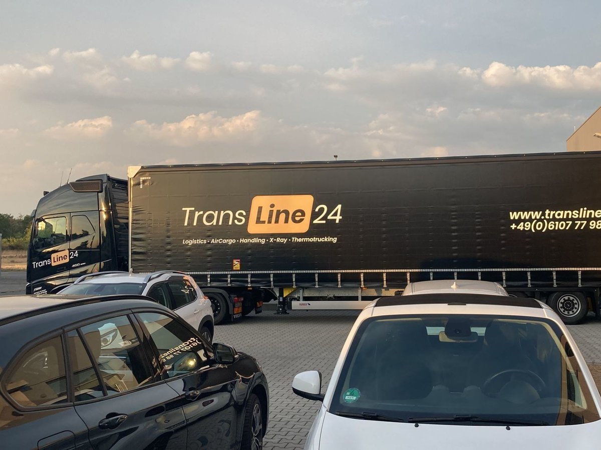rostroth's tweet photo. Für #Transline24 aus Kelsterbach gingen die letzten Tage weiter Trailer in die #XXL-Beschriftung. Es ist ein #Fuhrpark aus mittlerweile ganze sechs neuen 12m-Planentrailer frisch gebrandet. Weitere sind in Planung. ✊ https://t.co/uQaYcBUbpa