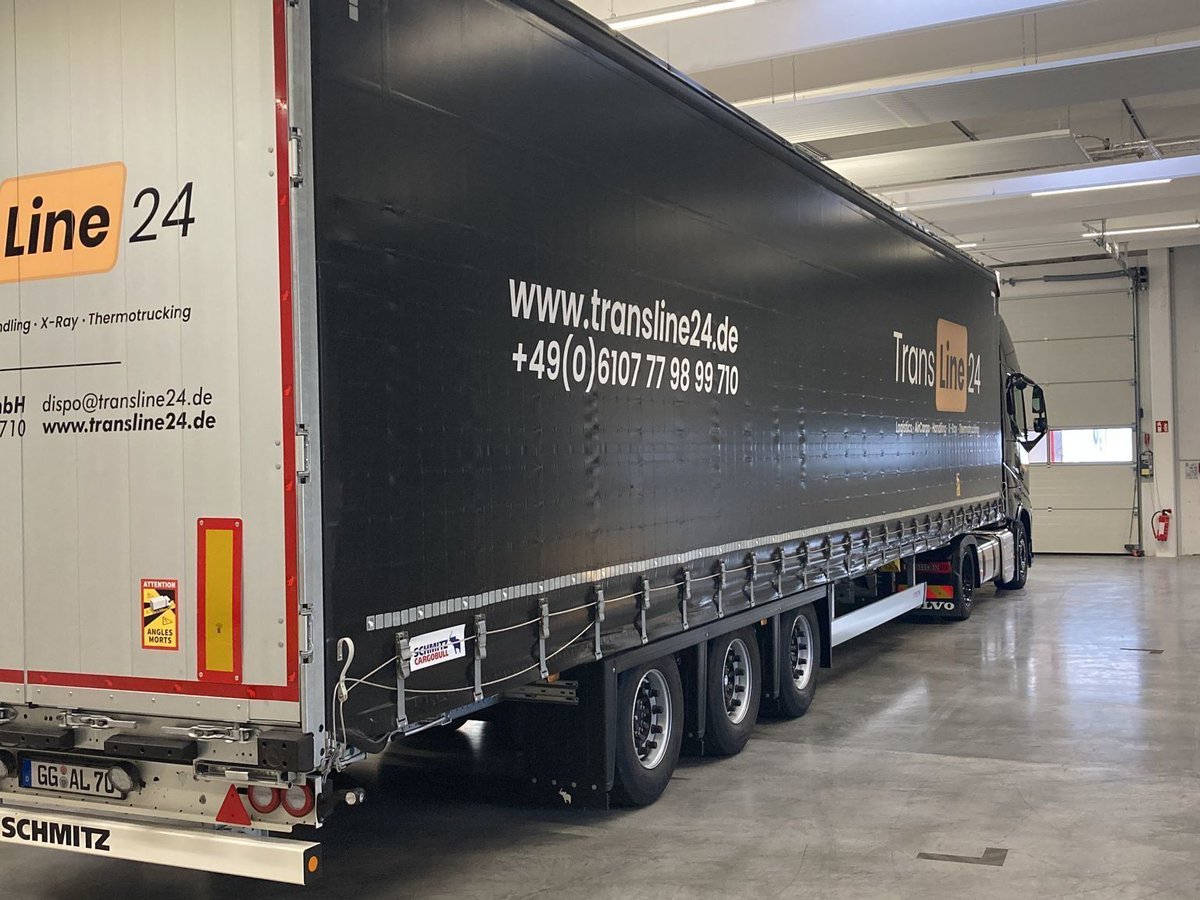 rostroth's tweet photo. Für #Transline24 aus Kelsterbach gingen die letzten Tage weiter Trailer in die #XXL-Beschriftung. Es ist ein #Fuhrpark aus mittlerweile ganze sechs neuen 12m-Planentrailer frisch gebrandet. Weitere sind in Planung. ✊ https://t.co/uQaYcBUbpa