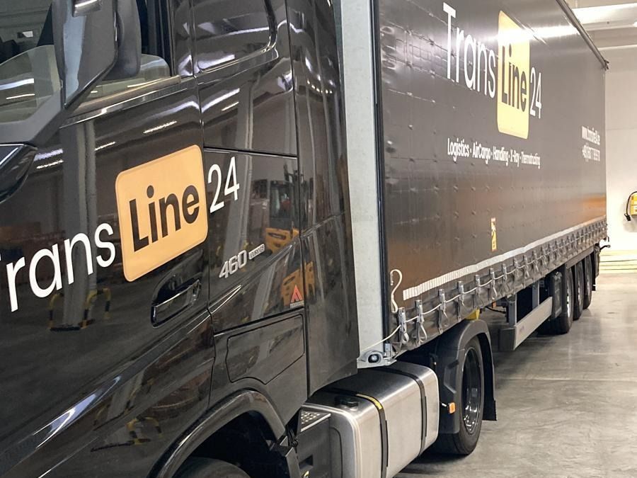 rostroth's tweet photo. Für #Transline24 aus Kelsterbach gingen die letzten Tage weiter Trailer in die #XXL-Beschriftung. Es ist ein #Fuhrpark aus mittlerweile ganze sechs neuen 12m-Planentrailer frisch gebrandet. Weitere sind in Planung. ✊ https://t.co/uQaYcBUbpa