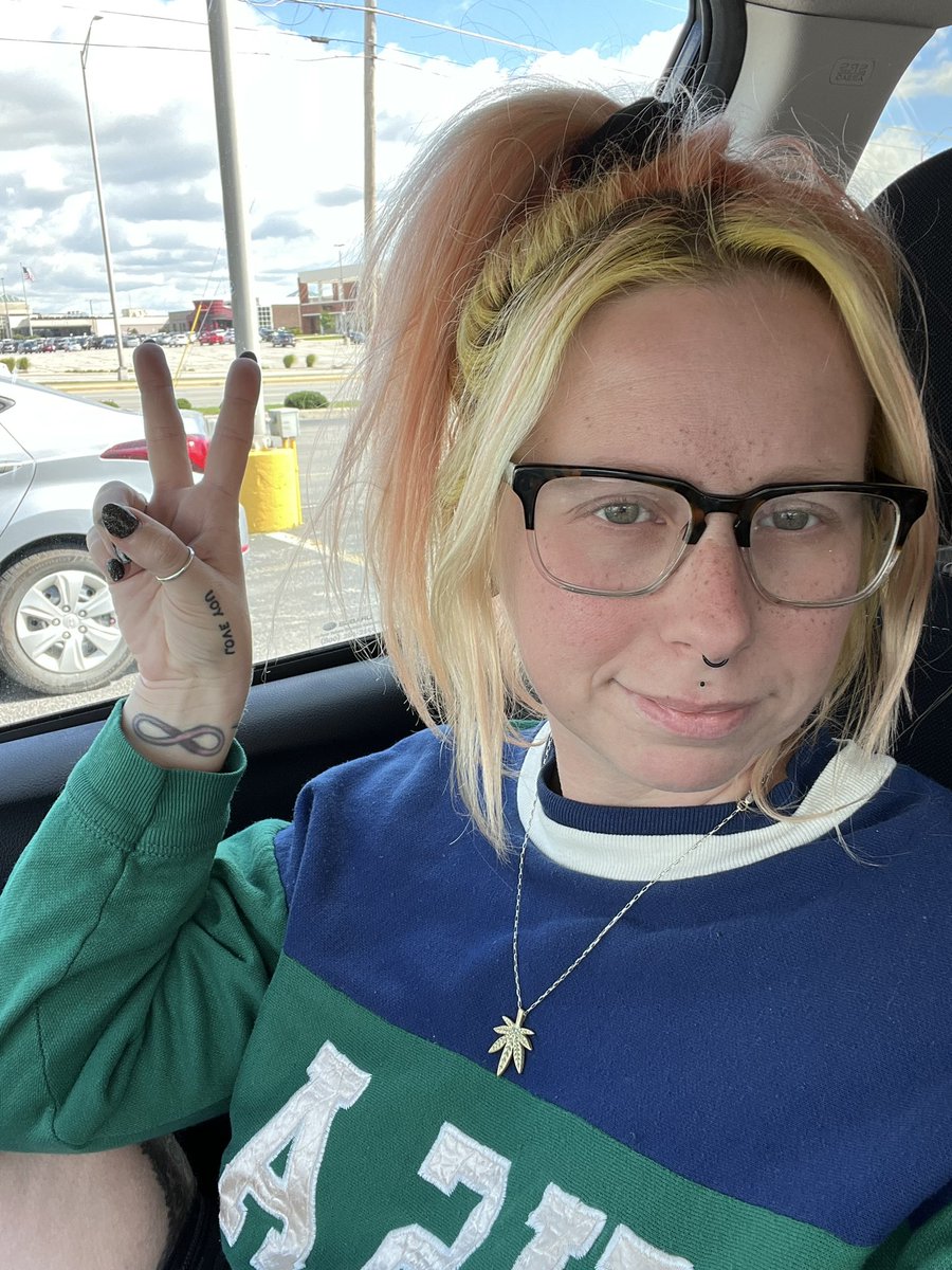 lilfreakb1tch's tweet photo. ur last selfie is u on the outside &amp; the last saved meme is u on the inside https://t.co/4JstuqrE6W