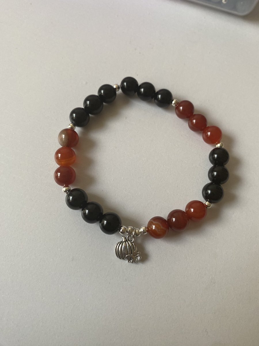 spooky bracelets!! ❤️
#smallbusiness #halloween #spookyjewellery #handmade #handmadejewellery #handmadebracelets #crystalbracelet