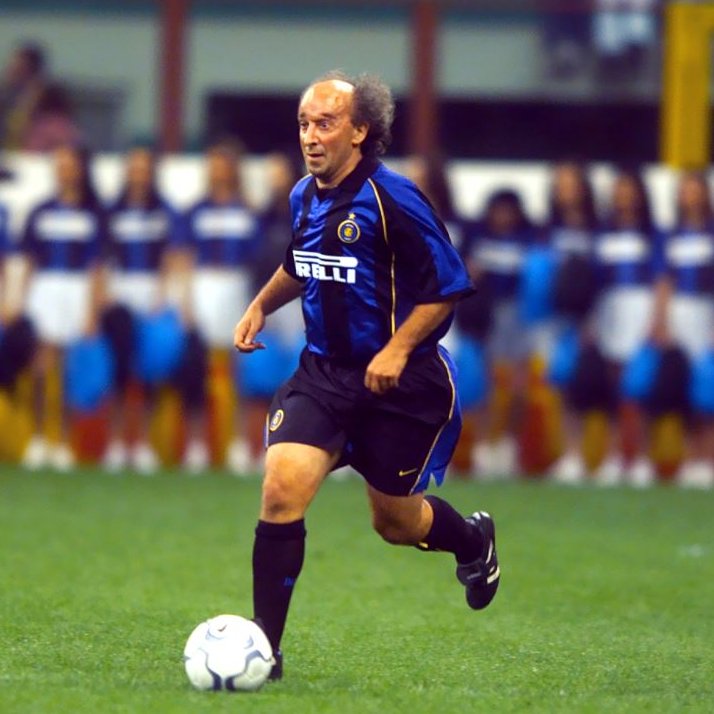 Ti vogliamo ricordare così, felice mentre indossi i colori che ami. 
Ciao Bruno 🖤💙