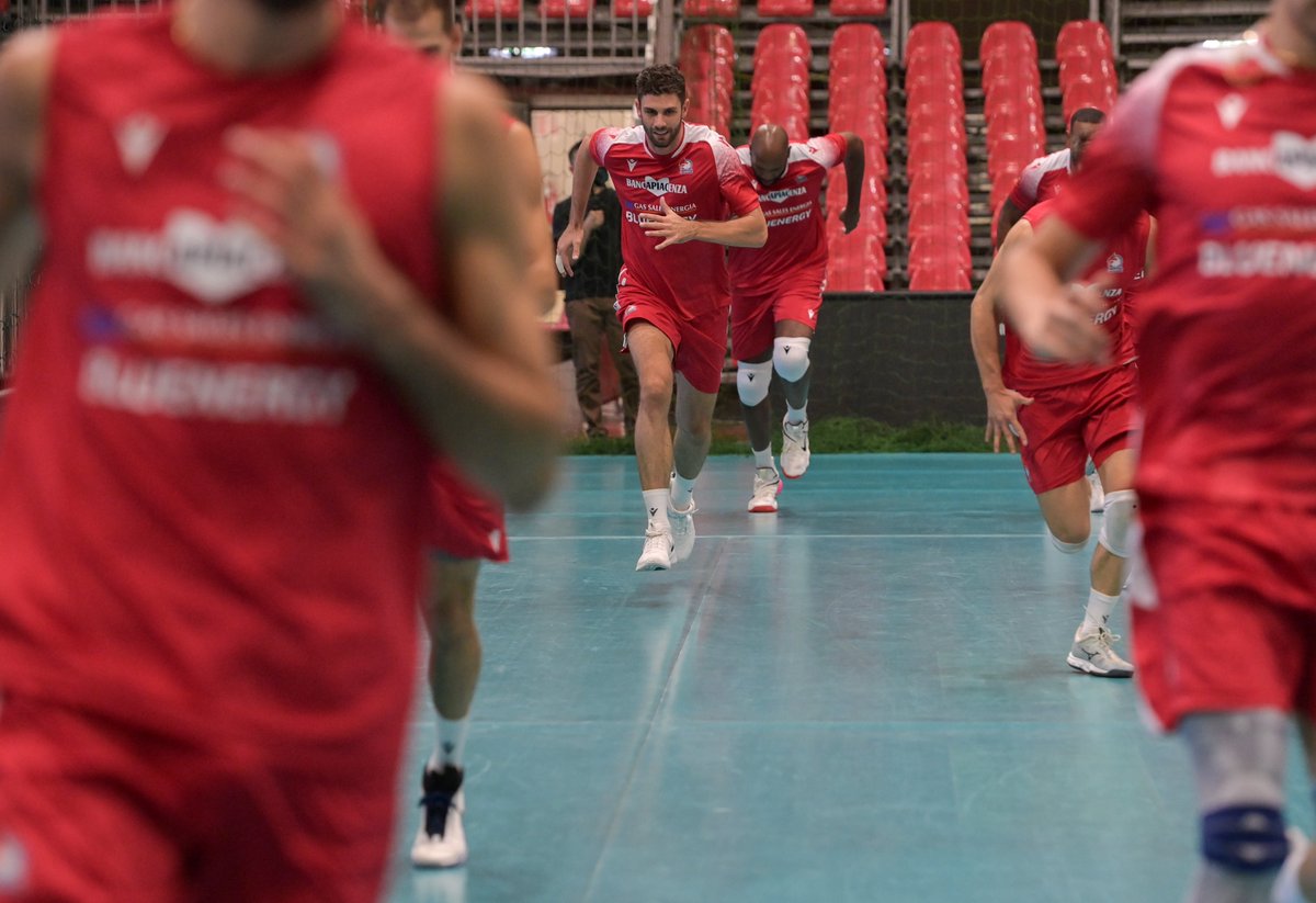 GasSalesVolley's tweet photo. 🙌🏼 | TEAM
🏃🏻 Di corsa verso #PiacenzaVerona!
🎟 Info biglietti: https://t.co/CWEcZKTQ6h
🎟 Info abbonamenti: https://t.co/mKvrh3WojK
#atuttogas #gassalesbluenergy #youenergyvolley #superlega #cester #enricocester #simon #robertlandysimon https://t.co/No5EeS9RBQ