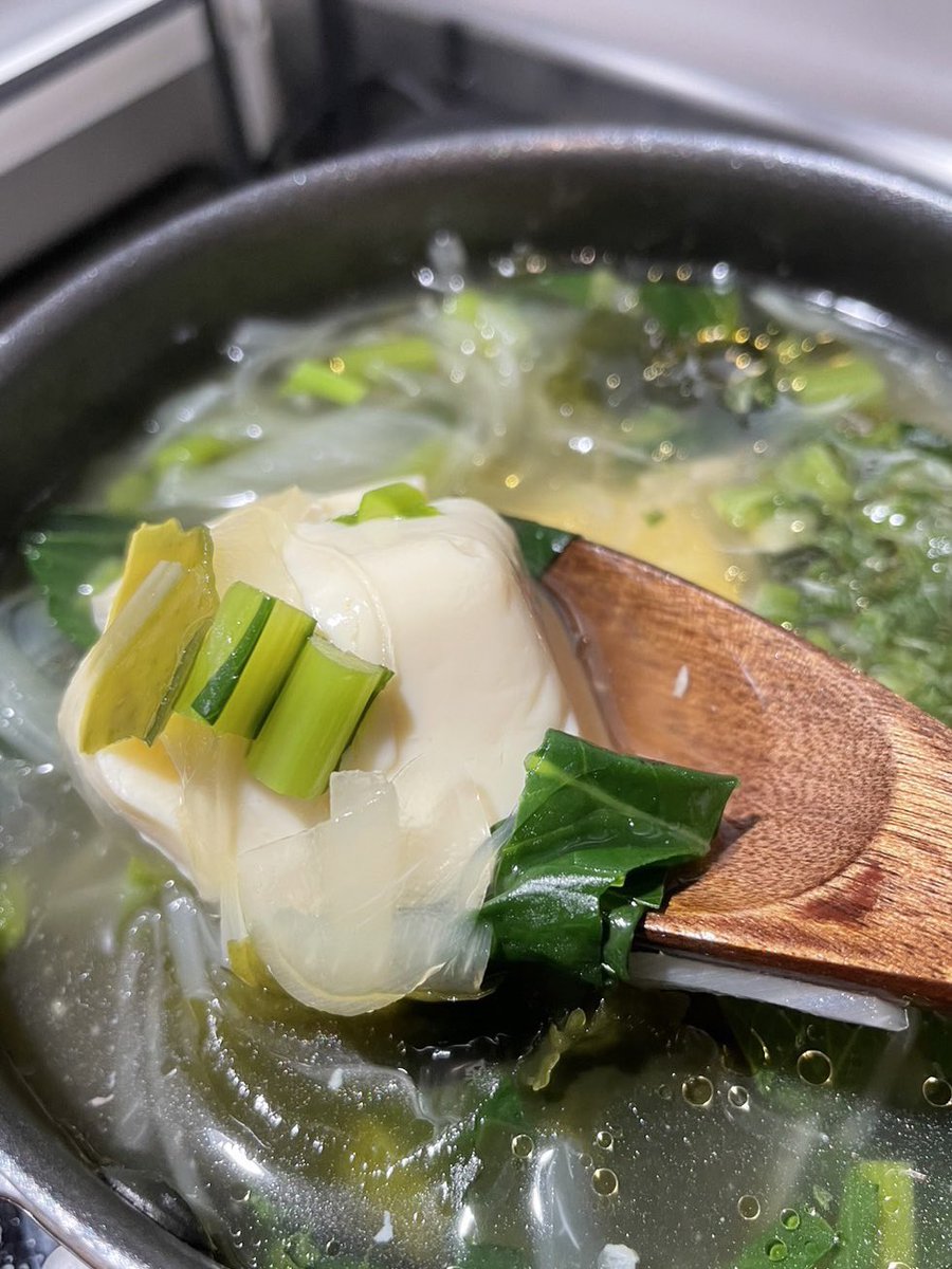 Rena_Cam22's tweet photo. 【今日の夜ごはん】
玉ねぎ
小松菜
わかめ
豆腐
ねぎ
を適当にお鍋へドン！！

コンソメ
醤油
水
ごま油
片栗粉
で味付けしてとろみをつけたら、、
中華風あんかけ豆腐スープの完成！
めっちゃ美味しいしダイエットにも節約にもなるよ、、！！👩🏻‍🍳🥣 https://t.co/8S7X8tfVdD