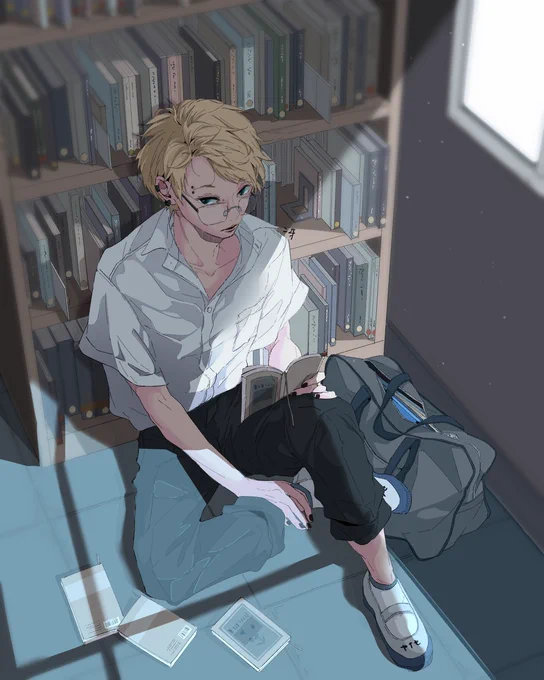実は本の虫。本読む時だけ、図書室でこっそりメガネ。#イラスト #創作男子 