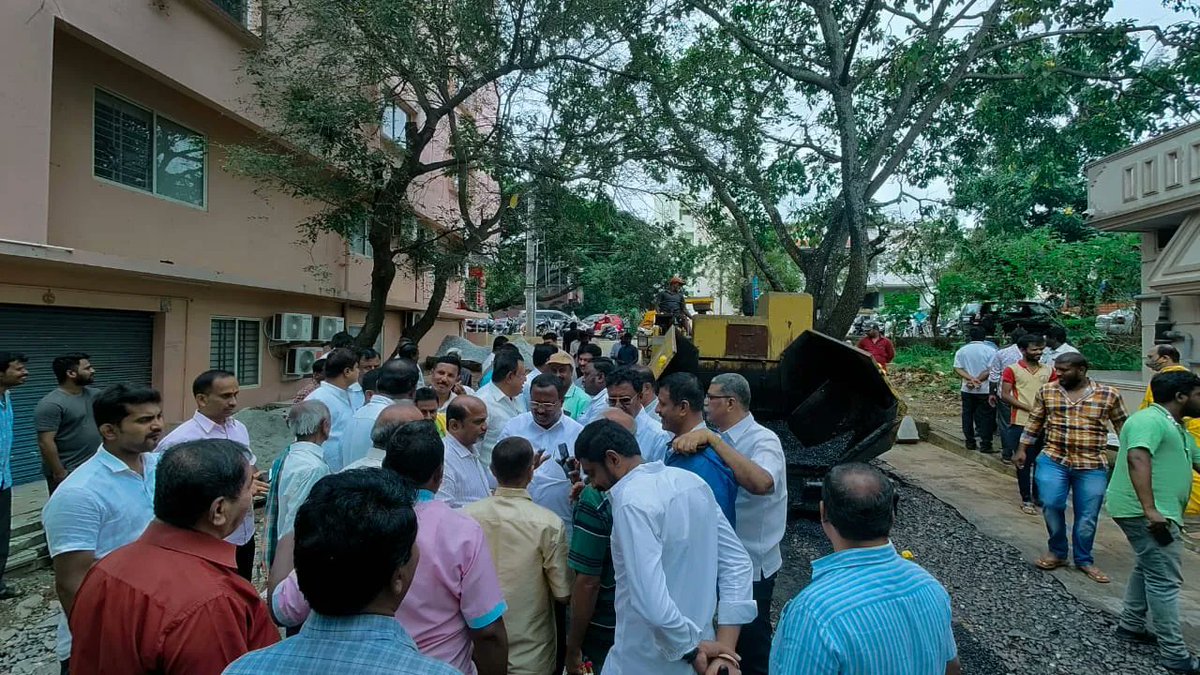 Rmanjunath_mla's tweet photo. #ಎಚ್_ಎಂ_ಟಿ_ಬಡಾವಣೆ_ರಸ್ತೆ_ಡಾಂಬರೀಕರಣ
ಚೊಕ್ಕಸಂದ್ರ ವಾರ್ಡ್ ಎಚ್.ಎಂ.ಟಿ ಬಡಾವಣೆ ಸುತ್ತಮುತ್ತಲ ರಸ್ತೆಗಳ ಡಾಂಬರೀಕರಣ ಕಾಮಗಾರಿಗೆ ಚಾಲನೆ ನೀಡಿದೆನು.
#HMTBadavane #Chokkasandra #Roadprogress #dasarahalli https://t.co/2mBx6Na9GY
