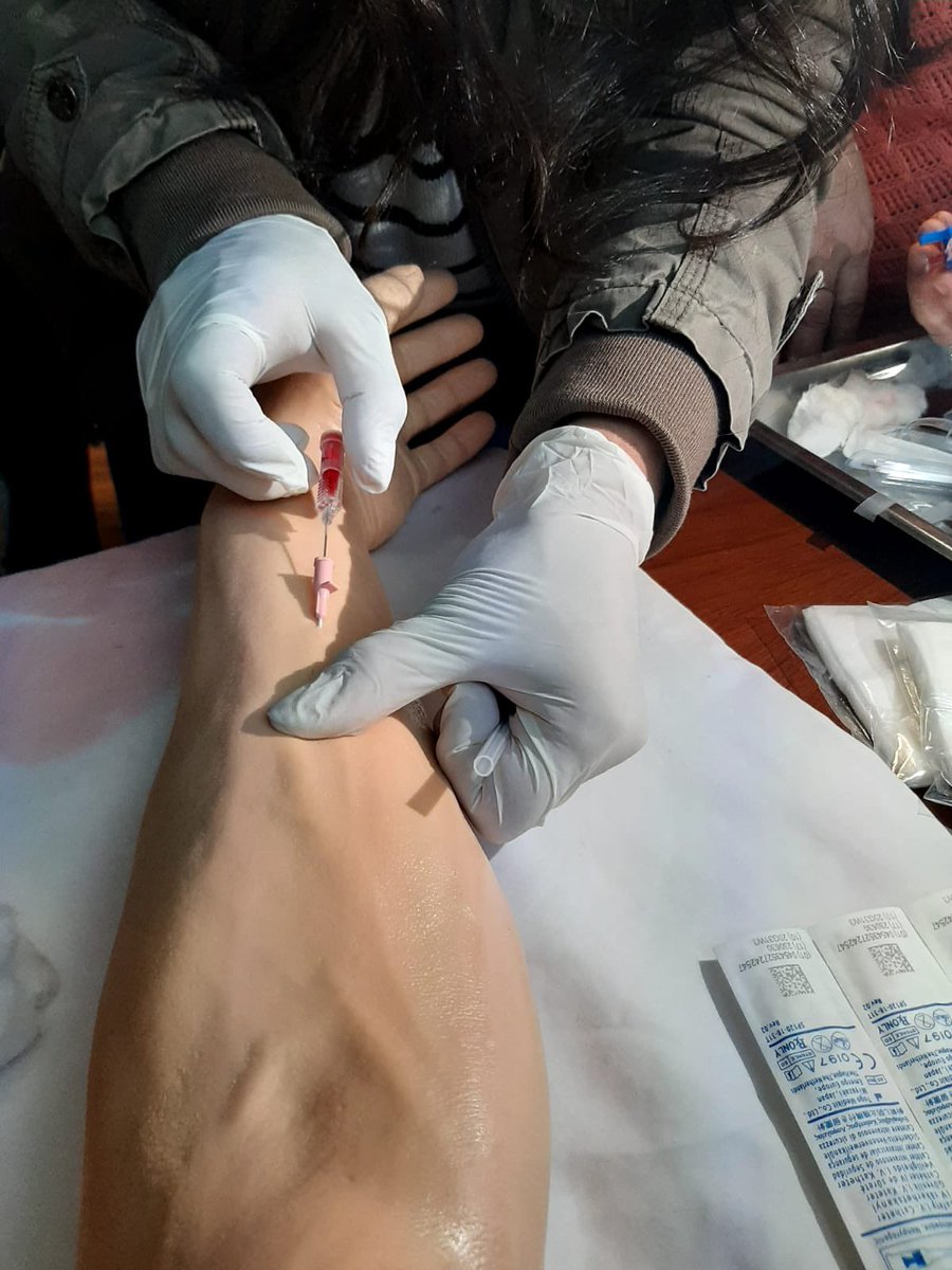 Hosp_Espanol's tweet photo. Continuamos con las actividades de Educación Médica para nuestro equipo. 

Esta vez utilizando el nuevo simulador para accesos vasculares.

💪🏻 💉 🏥 https://t.co/KtARaIIvSZ