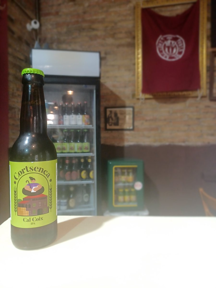 ElPaSencer's tweet photo. 🎊 [#NOVETAT] Visca! Encetem la prèvia de la Festa Major del barri amb un munt de cerveses #CalCoix de Curtibus, ja en fresc i disponibles. Per la festa major d'enguany, Curtibus ens proposa una #IPA per a rememorar una masia, Cal Coix, amb una sorprenent història al darrere. https://t.co/UihUBo7VHM