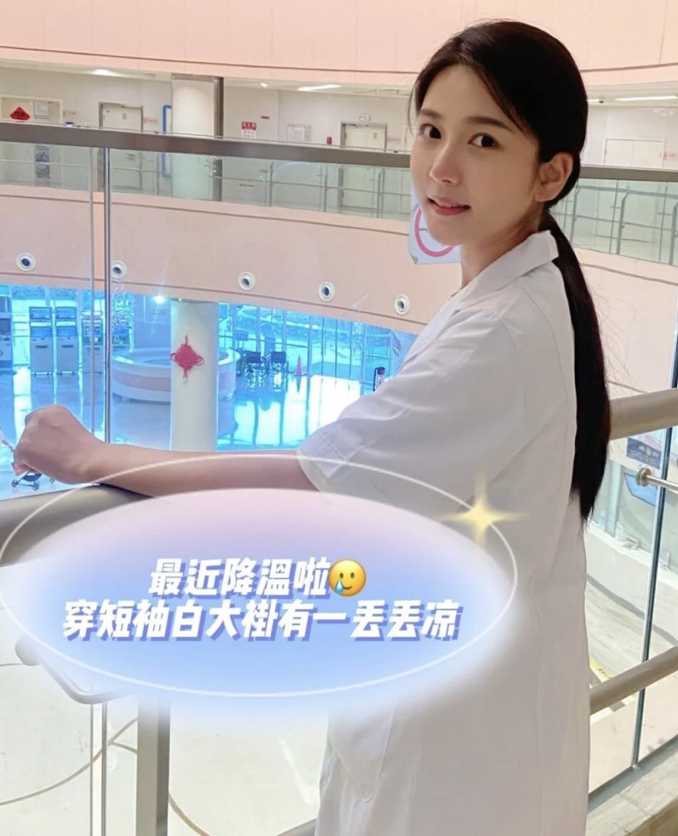 weibaoya0's tweet photo. 应该没人能看得出我是个快30岁的老学姐吧
哈哈哈哈~                                                                                                         圆肉脸的最大好处就是抗老吧😂                                                                   最近降温大家注意保暖哦~😊 https://t.co/JaxkSh3MF3