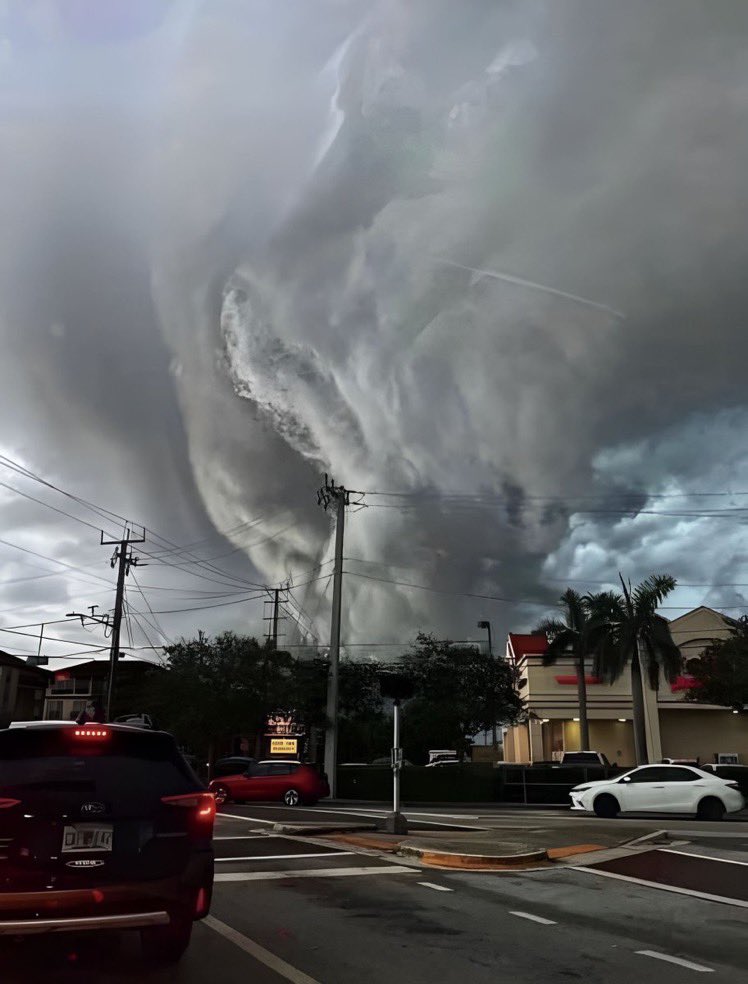 Шторм сша. Торнадо в Майами. Шторм Иэн. Ураган Иэн Флорида. Ураган во Флориде 2022.