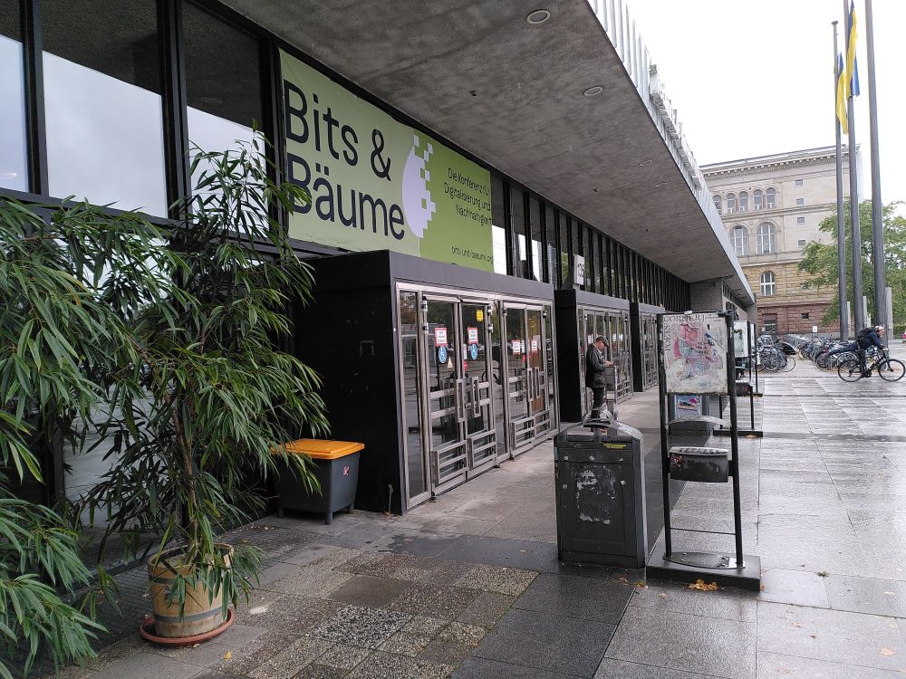 bitsundbaeume's tweet photo. #Nachhaltig und auch ein bisschen lässig 😎 - bringt eure Stoffbeutel, T-Shirts, Bettlaken👕🛍️  mit und veredelt sie an unserem Siebdruckstand von https://t.co/v7OFZEzJ1b
mit dem wunderschönen #BitsundBaeume - Logo.
👉️ 1. und 2.10. im Bits &amp; Bäume-Forum! https://t.co/yLKyh69jrb