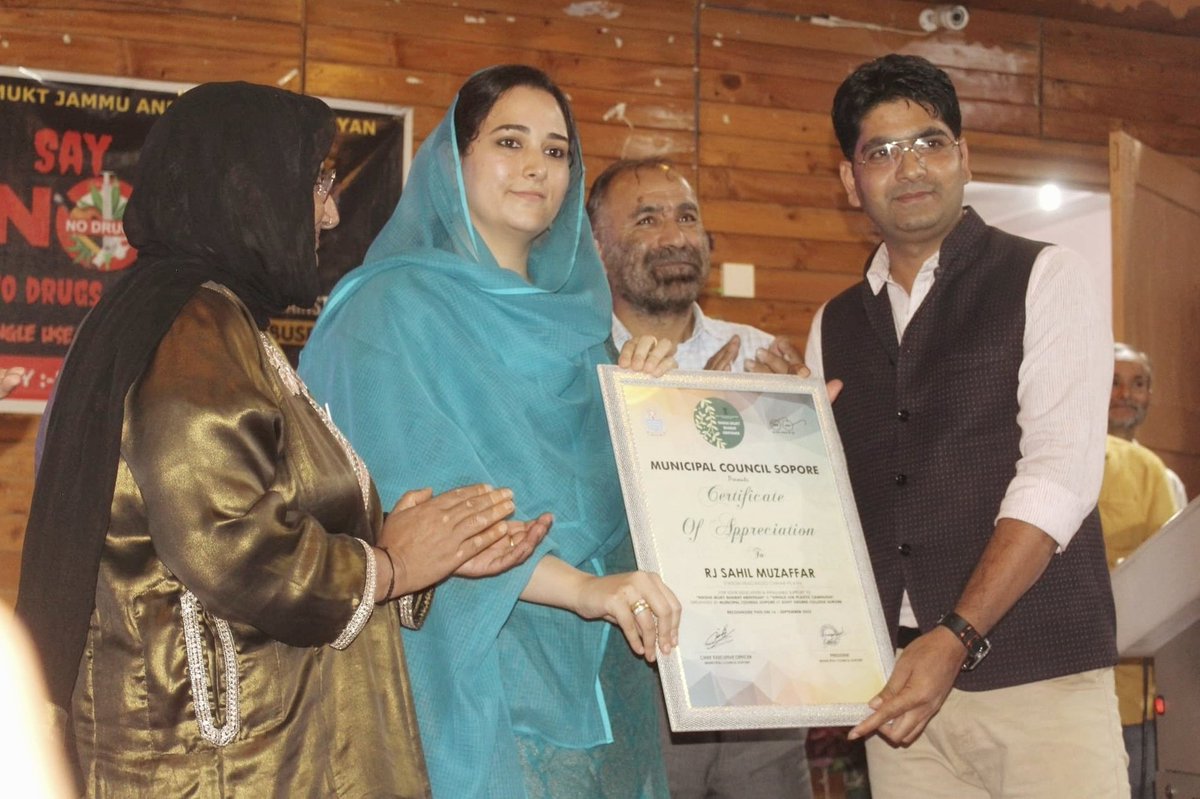 rjsahilmuzaffar's tweet photo. #Rewarded For Love For #Microphone 🎤

Felicitated by @DCBaramulla @DrSyedSehrish for being #Official_Host of the event #Nasha_Mukt_Bharat_Campaign organized by Municipal Council Sopore at GDC Sopore Auditorium
. 
. 

#anchor #host #stagehost #passion #rj #mic #rjsahilmuzaffar https://t.co/oi1Zd0zVsH