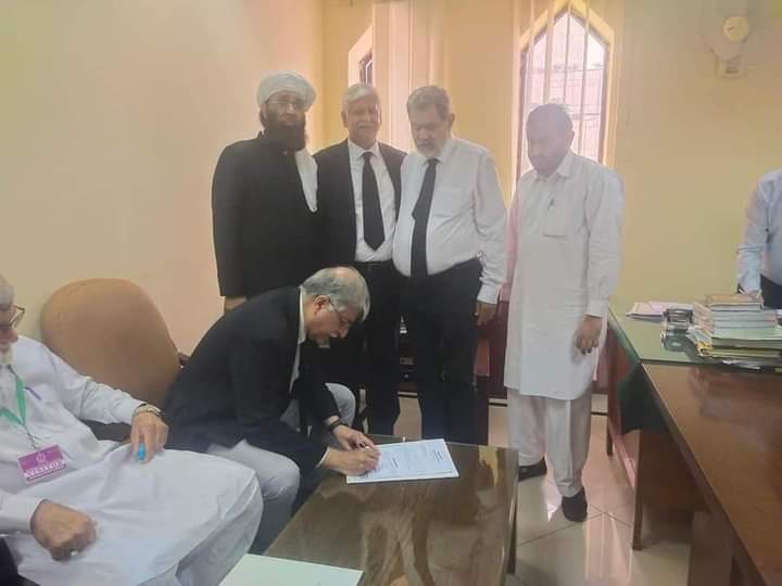 MohsinShahPSF's tweet photo. Barrister Abid S. Zuberi ASC signs and submits the nomination papers as Candidate for the Office of President of the Supreme Court Bar Association, in Islamabad.
#AbidSZuberi #Lawyers #Pakistan #ElectionSCBA #SupremeCourt https://t.co/FAsfbMF5n8