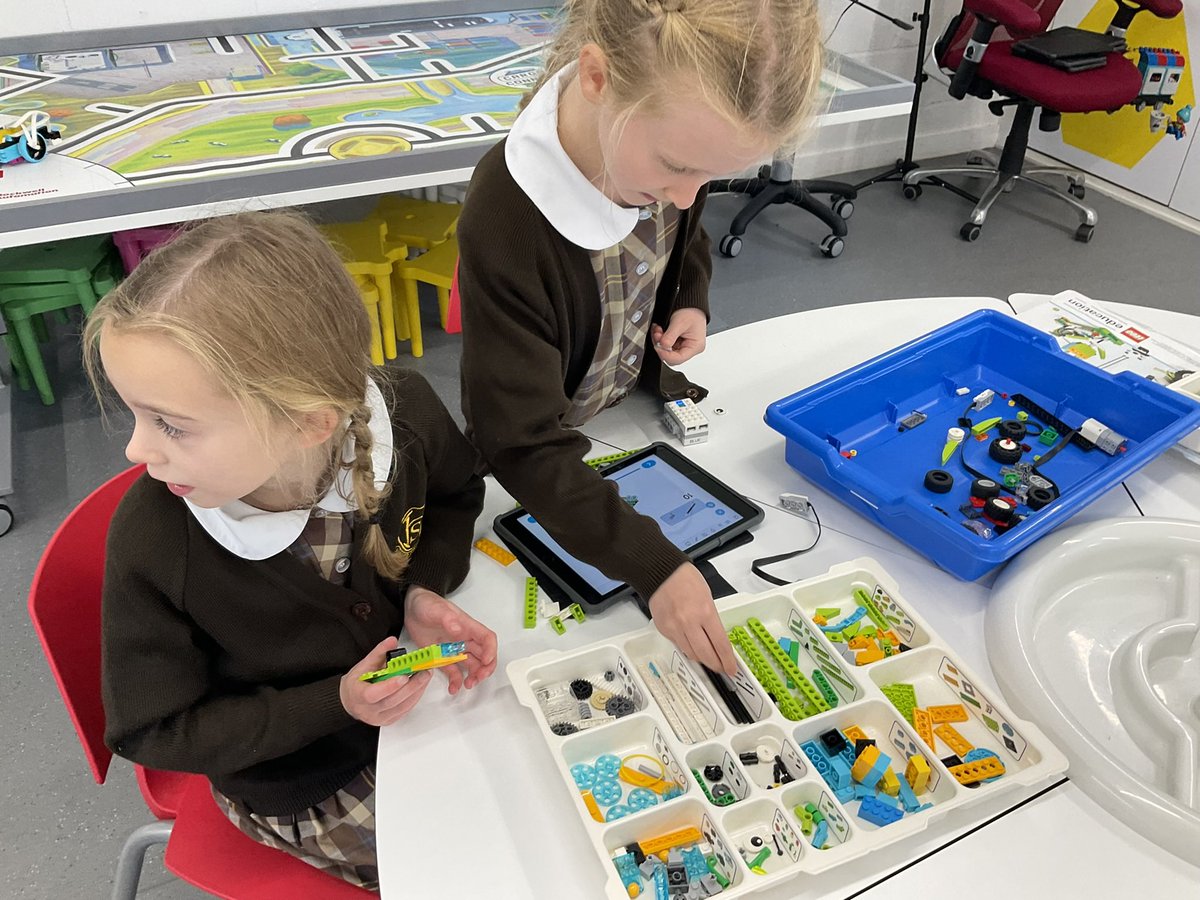 The_STEM_Hive's tweet photo. Year 3 enjoying building Milo the Robot today! https://t.co/OdXJk0yAyH