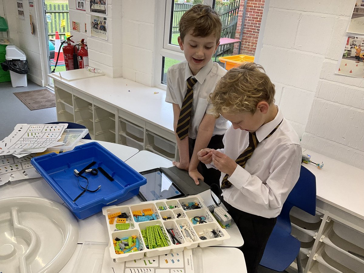 The_STEM_Hive's tweet photo. Year 3 enjoying building Milo the Robot today! https://t.co/OdXJk0yAyH