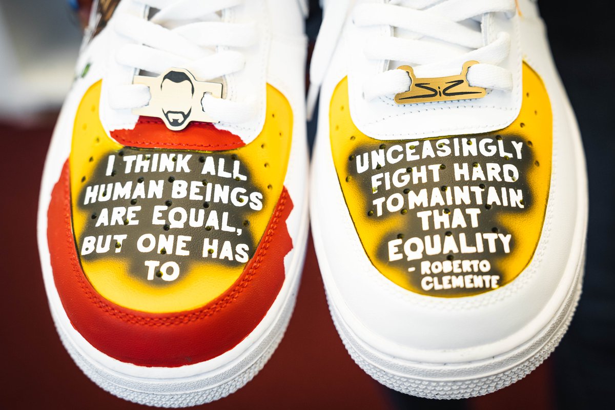 Commanders's tweet photo. In honor of #LatinoHeritageMonth and in collaboration with #ElSnapNFL, @RiverboatRonHC wore custom AF1s during pregame on Sunday that paid tribute to his parents, heritage and Roberto Clemente

#PorLaCultura x #SiempreCommanders https://t.co/bHm5n1hmpn