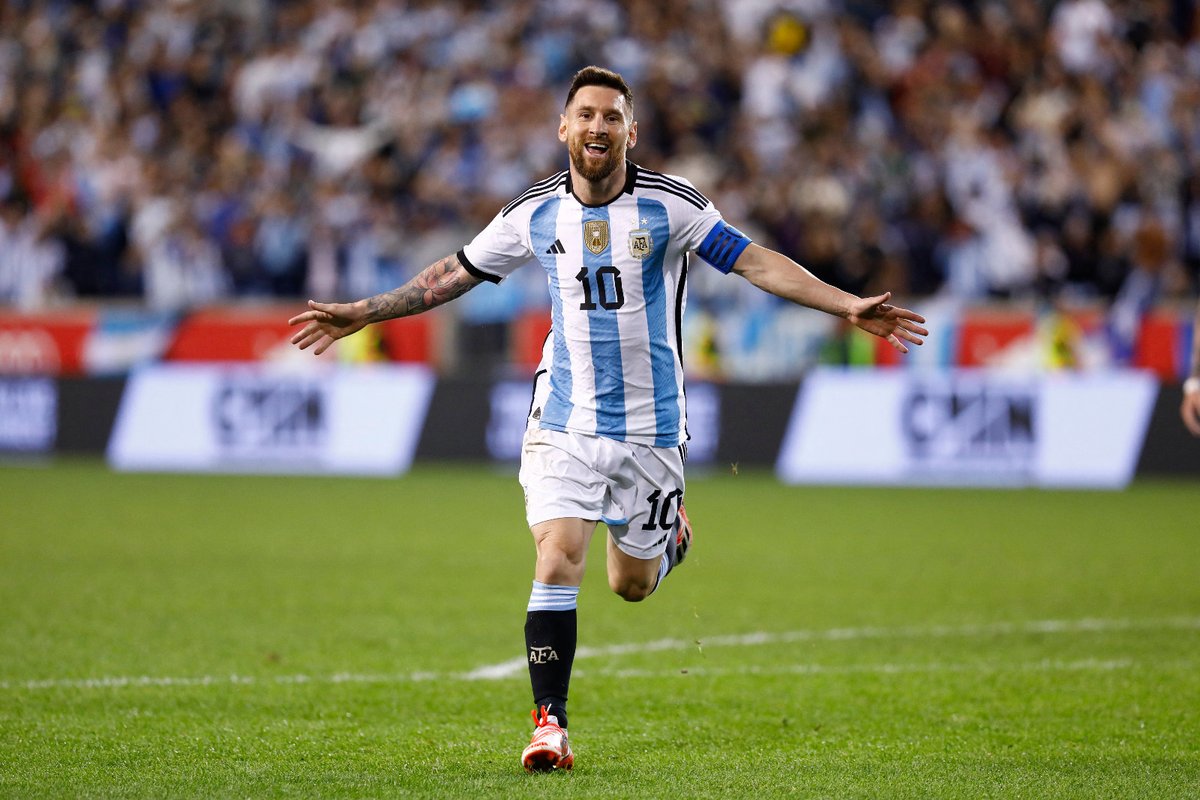 2️⃣ partidos con <a href="/Argentina/">🇦🇷 Selección Argentina ⭐⭐⭐</a>   🇦🇷
4️⃣ goles ⚽
1️⃣ asistencia 👟

Lionel Messi ❤️💙