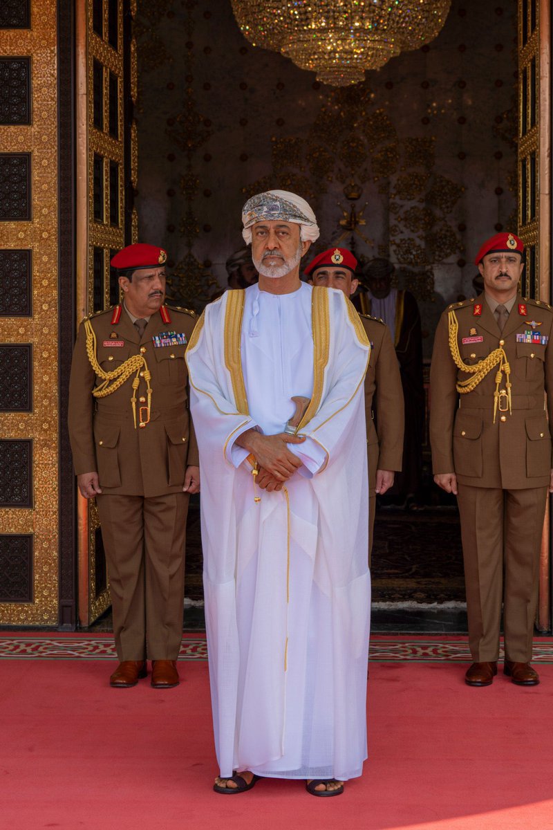 قف كالنخيلِ الباسقاتِ طويلا
وارفع شموخكَ كالمآذنِ طولا .

يا ابن الملوكِ وليس يعدلُ هيبةً
أحدٌ سواك ، وقد وقفتَ جليلا .

يا من حللتَ على البلادِ محبةً ..
ونزلتَ في كل الجهاتِ هطولا .

إنا نُعيذكَ من تملقِ حاسدٍ ..
ونشاءُ ملكك أن يدوم طويلا .
#حمد_الحارثي 
#هيثم_بن_طارق