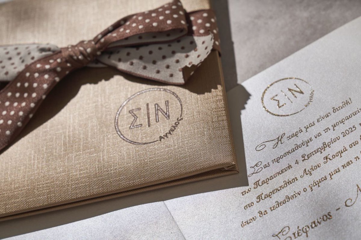 kavalieros_gr's tweet photo. ‘’ANGEL’’ Leather Book invitation!! Μοναδικό προσκλητήριο γάμου-βάπτισης με δερμάτινη gold bronzé επένδυση εξωτερικά, μονογράμματα βαθυτυπίας (πυρογραφία) &amp; ένθετο φύλλο εσωτερικά, σε χαρτί shimmer champagne με glitter εκτύπωση, δεμένο με φιόγκο. Ασορτί μπομπονιέραμε πυρογραφία. https://t.co/xTE8SVlQMz