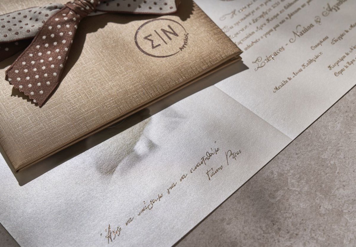 kavalieros_gr's tweet photo. ‘’ANGEL’’ Leather Book invitation!! Μοναδικό προσκλητήριο γάμου-βάπτισης με δερμάτινη gold bronzé επένδυση εξωτερικά, μονογράμματα βαθυτυπίας (πυρογραφία) &amp; ένθετο φύλλο εσωτερικά, σε χαρτί shimmer champagne με glitter εκτύπωση, δεμένο με φιόγκο. Ασορτί μπομπονιέραμε πυρογραφία. https://t.co/xTE8SVlQMz