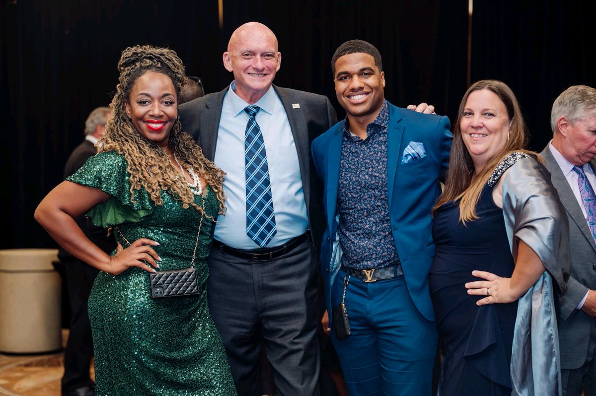 It is truly an honor to be associated with these Community Heroes! Thank you Sasha Love Higgins and LaVell Monger-Harris of RTW Photography! You are truly making a difference and a positive impact!

#rtwphotography #slhbrands #aheroforkids #florida #makingadifference #positive