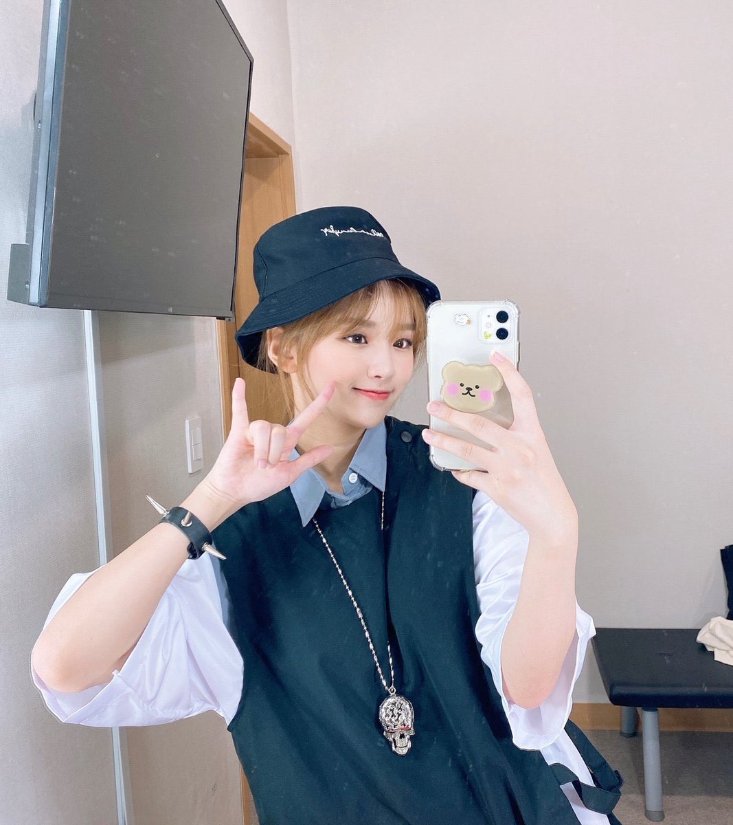 nolabelsboutme's tweet photo. happy birthday to our great vocalist Ayeon 💕💕

I hope you enjoy your birthday the best today!! 
Love you so much!

#아연아_생일축하해 #HAPPY_AYEON_DAY #OurBearAyeon

#세러데이 #SATURDAY @saturday718 @SATURDAY718_jp https://t.co/3NsxFEI2Tp