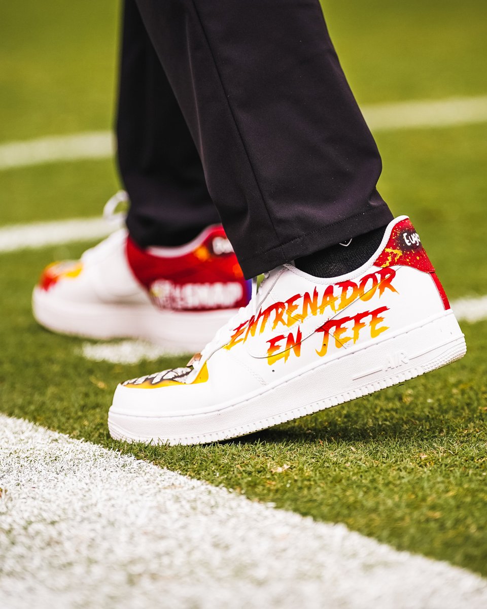 Commanders's tweet photo. In honor of #LatinoHeritageMonth and in collaboration with #ElSnapNFL, @RiverboatRonHC wore custom AF1s during pregame on Sunday that paid tribute to his parents, heritage and Roberto Clemente

#PorLaCultura x #SiempreCommanders https://t.co/bHm5n1hmpn
