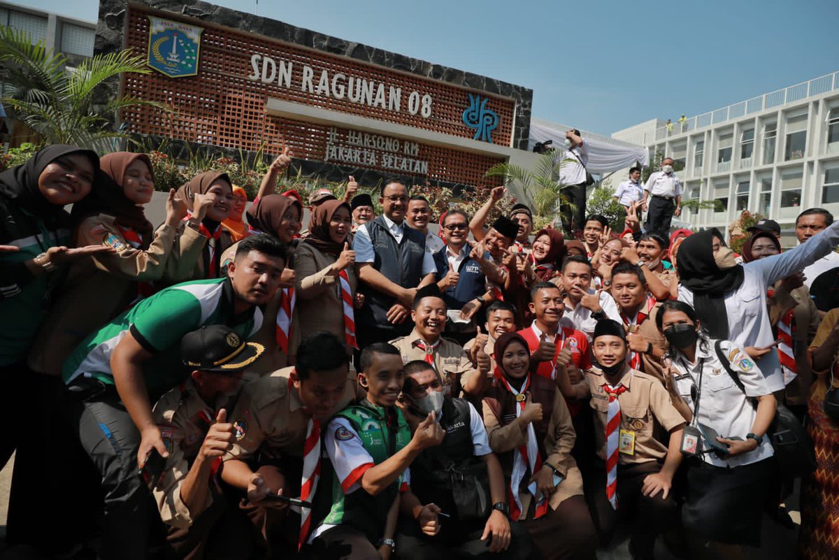 Untuk pertama kalinya di Indonesia! Sekolah Negeri dengan konsep Net Zero. Hari ini sejarah itu ditorehkan di Jakarta.

SDN Duren Sawit 14 (Jaktim), SDN Grogol Selatan 09, SDN Ragunan 08 Pagi (Jaksel) dan SMAN 96 (Jakbar). 

#JakartaKotaGlobal
#SekolahNetZero
#JakartaLangitBiru