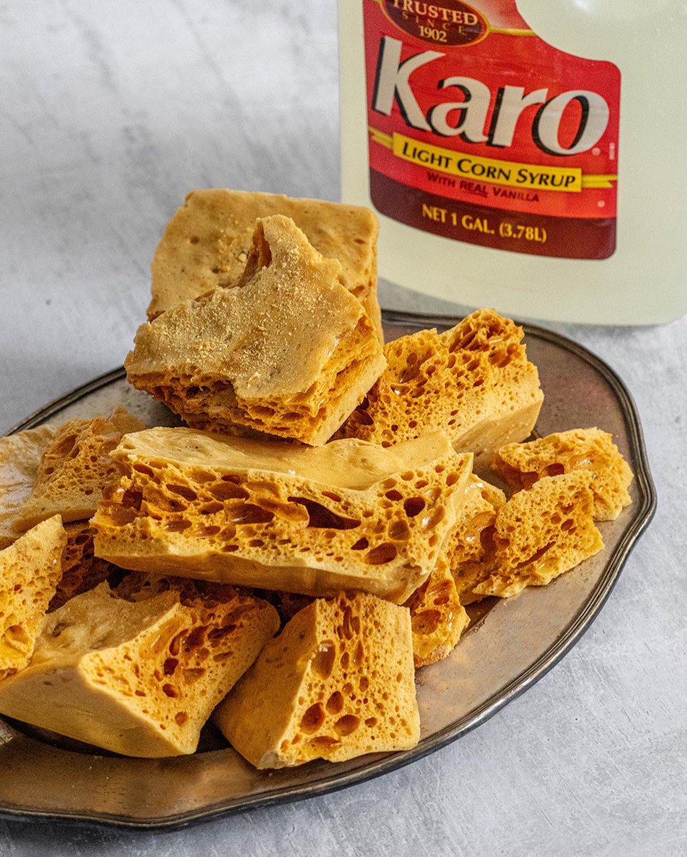 Dulce de Panal, or honeycomb candy is so much fun to make, the inside looks like a honeycomb. The candy is airy and crispy and makes a great edible gift. Get the #easyrecipe here:  nibblesandfeasts.com/2022/09/dulce-…
#ad #KaroSyrup #EasyRecipes