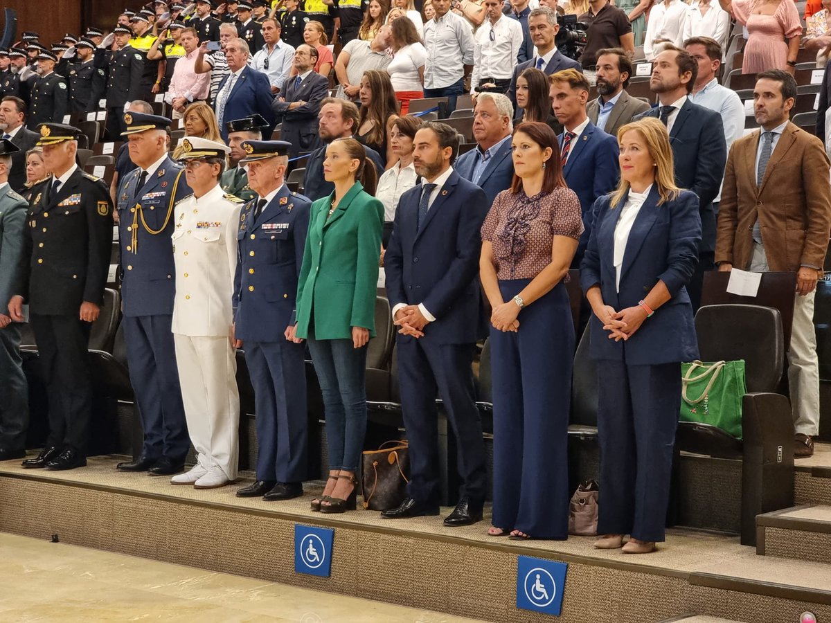 NoeliaLosadaCs's tweet photo. 👉 Hoy @Fycma se convierte en el escenario de la celebración del día de la Policía Local. Los agentes reciben las condecoraciones que reconocen la labor y el trabajo que cada día desempeñan. https://t.co/PgLldhd4J6