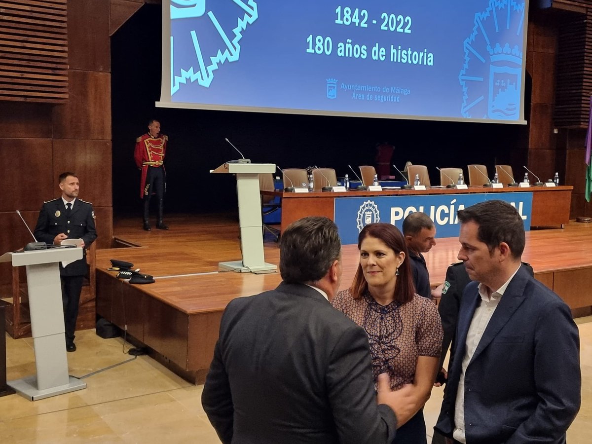 NoeliaLosadaCs's tweet photo. 👉 Hoy @Fycma se convierte en el escenario de la celebración del día de la Policía Local. Los agentes reciben las condecoraciones que reconocen la labor y el trabajo que cada día desempeñan. https://t.co/PgLldhd4J6