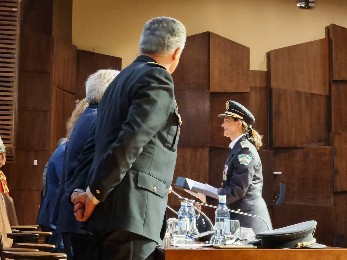 NoeliaLosadaCs's tweet photo. 👉 Hoy @Fycma se convierte en el escenario de la celebración del día de la Policía Local. Los agentes reciben las condecoraciones que reconocen la labor y el trabajo que cada día desempeñan. https://t.co/PgLldhd4J6