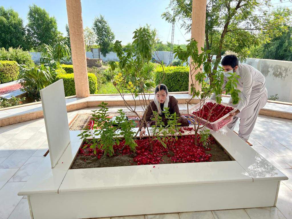 PPPSindhPK's tweet photo. #NAWABSHAH, Sept 28th - Bibi Aseefa Bhutto Zardari visited the Baloo Ja Quba graveyard, showered petals and offered Fateha on the graves of her paternal grandparents here on Wednesday. https://t.co/Em04jMgxqH