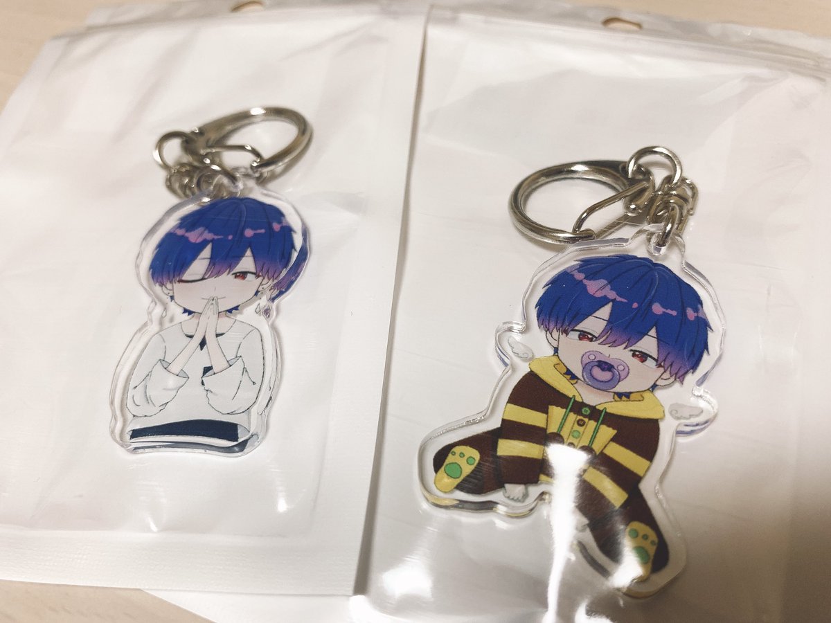 chikage_0219's tweet photo. え、めちゃめちゃ可愛い……
アクキーとしての完成度高すぎませんか！？
これはテンション上がっちゃいますね。

改めて、るーなさんイラスト提供して下さり本当にありがとうございます！
大事にしますね♪

どうしよう何につけよう。 https://t.co/NpAX5o4Hpr