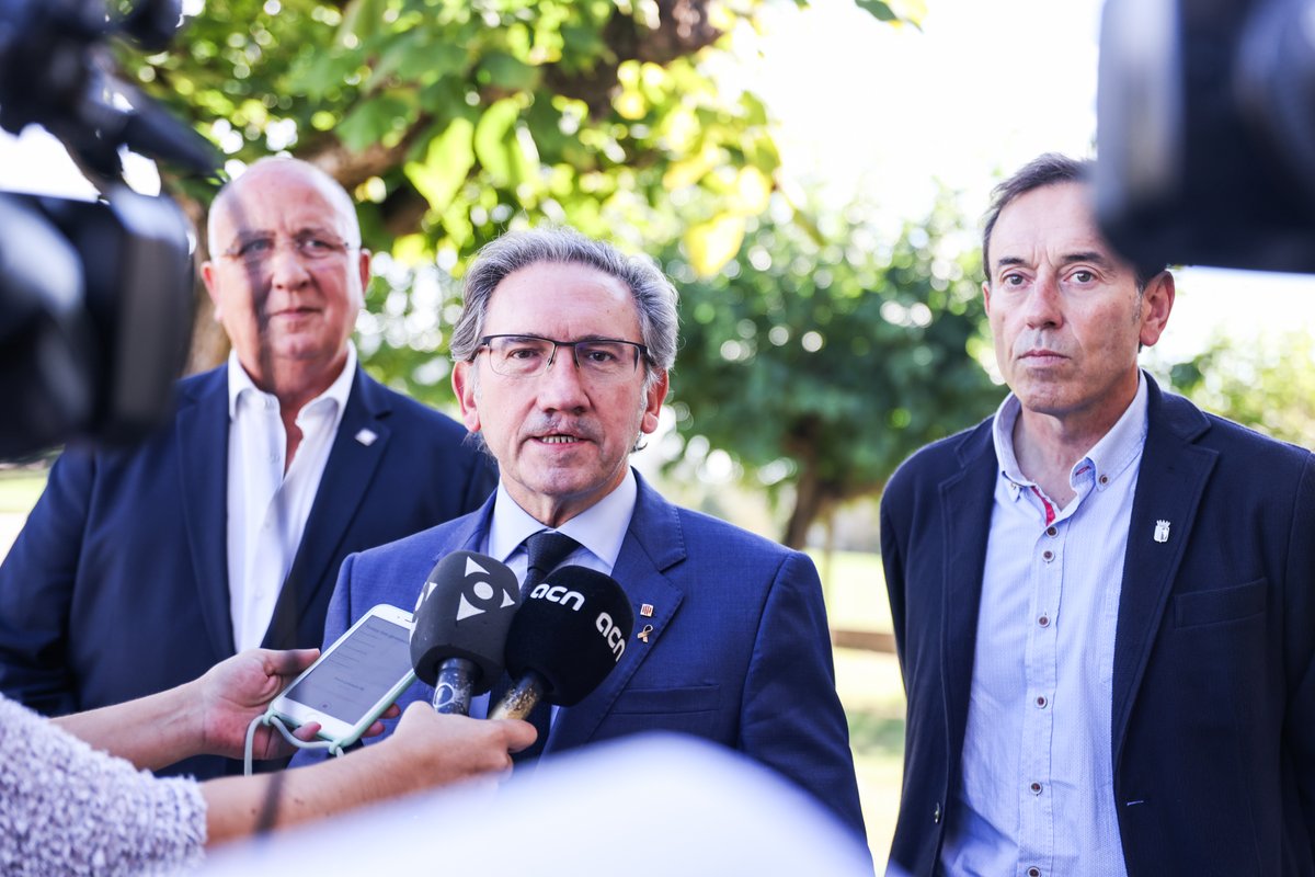 <a href="/PolancoJosep/">Josep Polanco López🎗</a> @DeBianya <a href="/CCGarrotxa/">Consell Comarcal de la Garrotxa</a> <a href="/santireixach/">Santi Reixach</a> @PepBergaVayreda <a href="/Olotuit/">Ajuntament d'Olot</a> 🗣️ conseller #JaumeGiró: "Des de la conselleria d'<a href="/economiacat/">Economia i Finances</a> destinarem 21,8 milions d'euros procedents dels fons REACT-UE a les comarques gironines. Aquests recursos aniran destinats a la millora i reforma de diversos centres educatius i centres d'atenció primària"

#NGEUCat🇪🇺