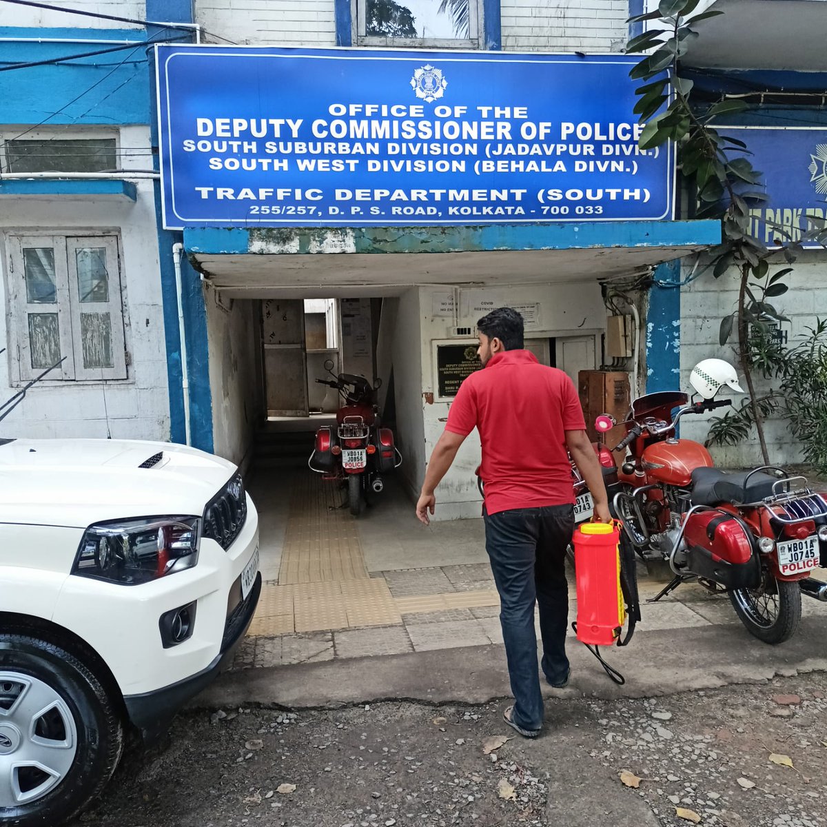 Every day our sanitization team is duly sanitizing all the public premises to get rid of from CORONA VIRUS.. Maintain Healthy Norms..
#WeCareWeDare
Today, 28/09/22, our team has duly disinfected a large arena of South West Division, SWD..
<a href="/CPKolkata/">CP Kolkata</a>
<a href="/KolkataPolice/">Kolkata Police</a>