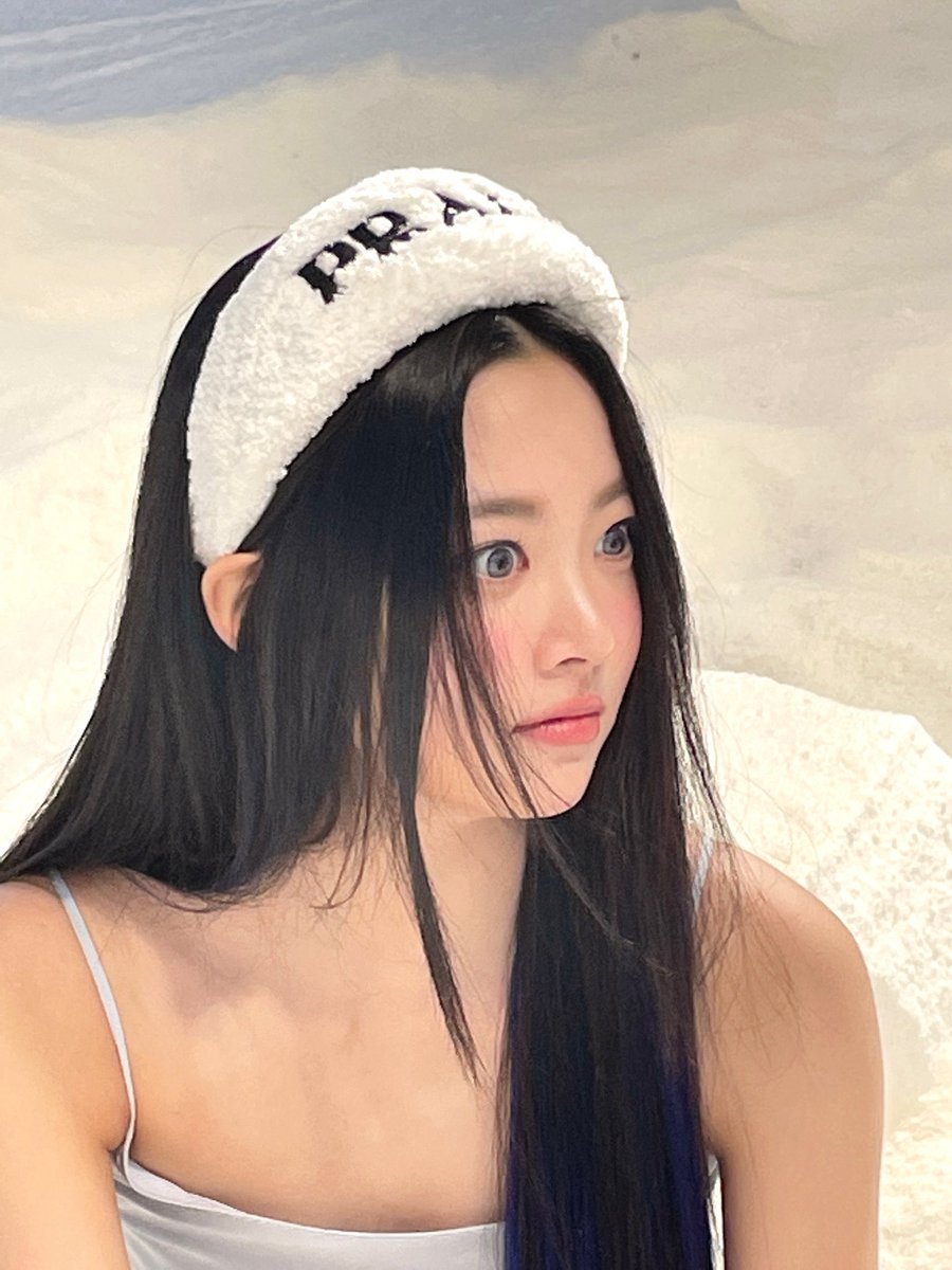 eunchahong's tweet photo. I posted a few behind the scene pictures yesterday and here’s more to come! I personally really love the concept a little bit too much, actually! Made me feel like I was Queen Elsa 👑 All I gotta do now is sing Let It Go, and I’m good to go 😋 https://t.co/QJdCIkW64Z