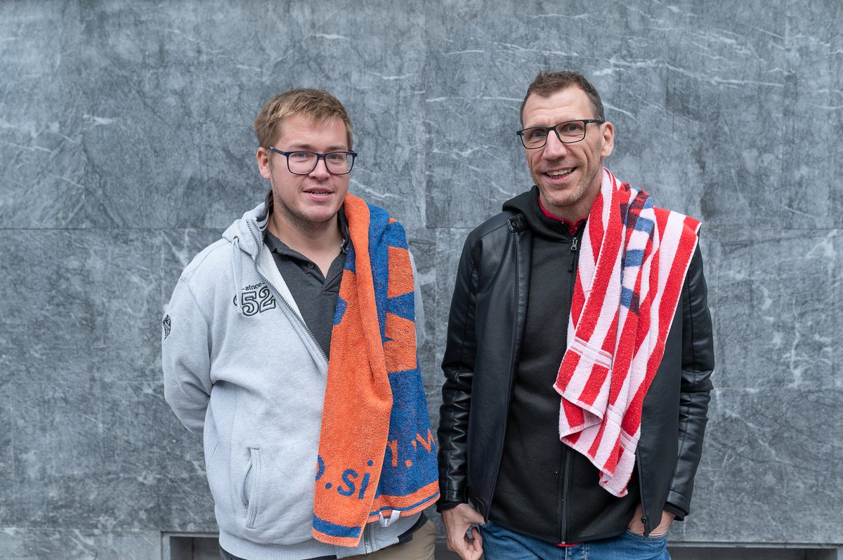 Kako vroč poletni dan ... Z <a href="/DavorinPavlica/">Davorin Pavlica</a> sva potrebovala pripomoček, da ustavljava ves ta švic ... Posnete nove <a href="/stevilkeMMC/">Številke</a>, le o kateri knjigi je bilo govora, da je sodeloval (so)voditelj <a href="/opravicujemose/">Opravičujemo se za vse nevšečnosti</a>? #stevilke213 #stevilke