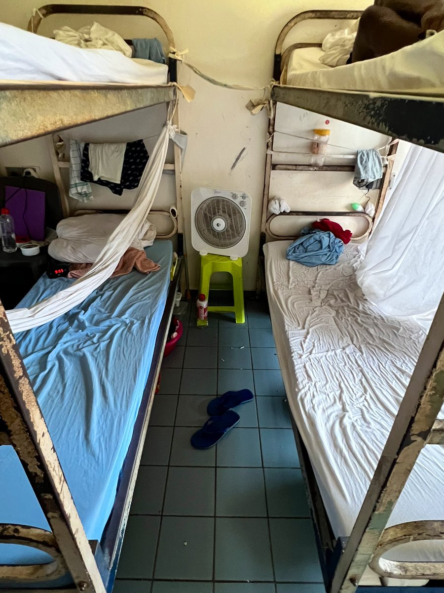 coryleguen's tweet photo. Dans la cellule 1227, l’odeur de tabac est omniprésente. Il y a trois lits superposés. Une cellule de six places mais occupée par sept personnes. « On est toujours enfermés 24h/24, un détenu a failli perdre la vie » et de rajouter, « on appelle mais ils coupent l’interphone ». https://t.co/MZXyrGF32R