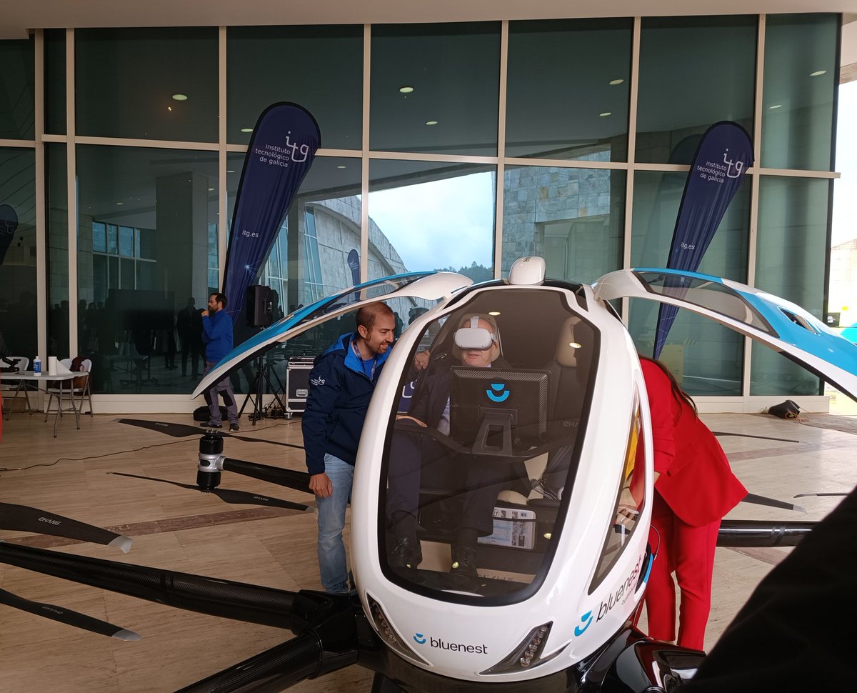 amu_led's tweet photo. The Major of Santiago de Compostela has tested how is the air taxi flight 🚁

 #H2020 #Uspace #drones #UAM #Spain #flightdemos #SESARproject https://t.co/oM6zXTVAUl