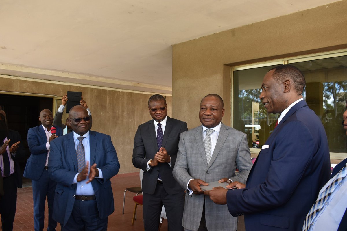 UNFPA_TOGO's tweet image. #RGPH5 Remise officielle ce mardi à Lomé  de 1️⃣5️⃣0️⃣0️⃣0️⃣ tablettes par la Commission Economique des NU pour l&apos;Afrique. Ces tablettes serviront à la collecte numérique des données lors du dénombrement prévu du 23 oct au 12 nov et pendant l&apos;enquête post censitaire
#LeaveNoOneBehind