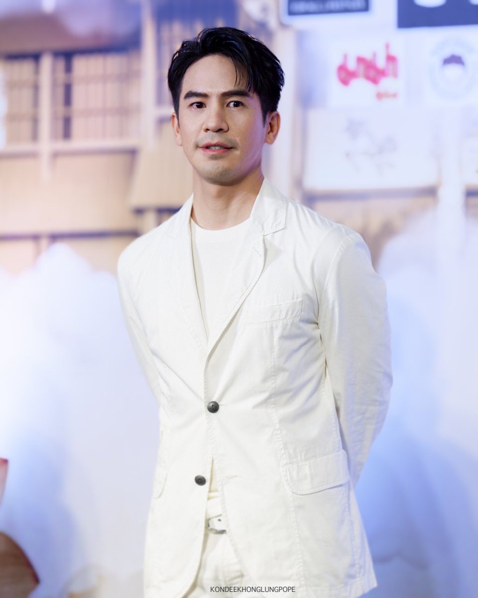 kondeekhonglung's tweet photo. ที่เอามือไว้ข้างหลัง นี่ไม่ใช่อะไรนะคะ

กำลังเก็บปีกเทพบุตรซ่อนไว้อ���ู่ เดี๋ยวคนอื่นเค้ารู้หมดว่าไม่ใช่คนธรรมดา 
😆

#กินเจเดอะมอลล์xPOPE 
#popezaap https://t.co/aQLkIAMCsP