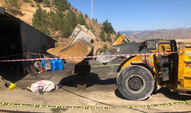 BİR KHK'LI DAHA GİTTİ

İhraç polis KANİ ENÖN (32), Gümüşhane Karatoprak Madencilik’te çalışırken üzerine kepçe kovası düşmesi sonucu 20 Eylül 2022'de ÖLDÜ.

BERAAT ETTİĞİ HALDE görevine iade edilmeyen Enön'ün ölmesine sebep olan bu adaletsiz düzendir. 
<a href="/adalet_bakanlik/">T.C. Adalet Bakanlığı</a>