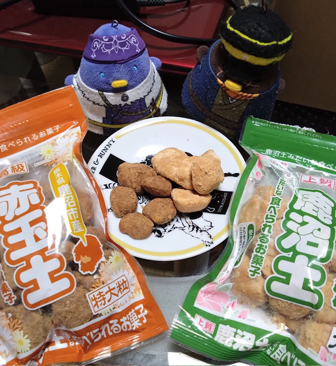 食べられる土発見✨買った。
鹿沼土はきな粉味、赤玉土は黒糖味でサクッホロッでとても美味し😋
注意書きが丁寧。 