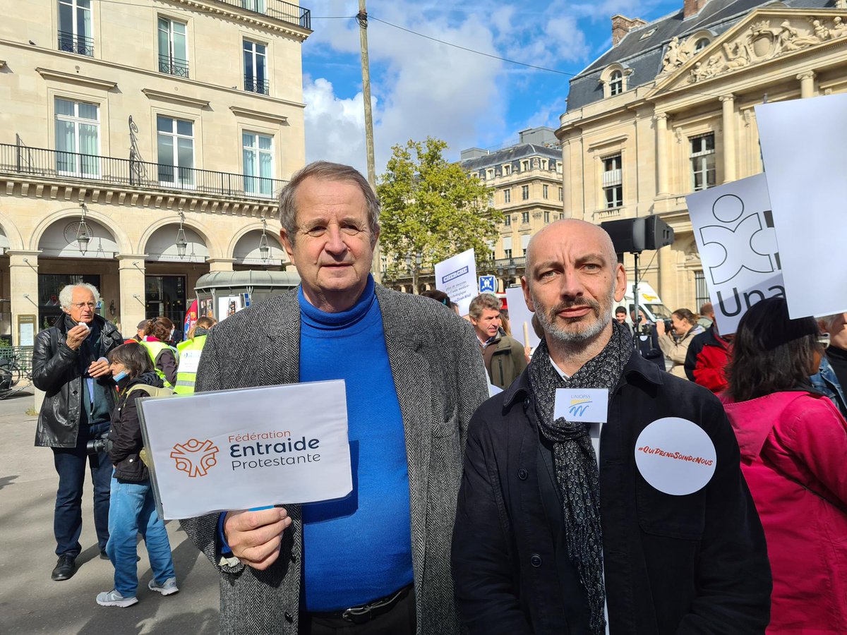 FeProtest's tweet photo. 📢Aujourd'hui, nous nous mobilisons pour demander aux pouvoirs publics la reconnaissance de tous les métiers de l'humain !
✊Olivier Joël, délégué de la FEP  &amp; Jérôme Voiturier, directeur général de l'Uniopss sont présents sur la place du Palais Royal à Paris
#QuiPrendSoinDeNous https://t.co/ERCFmGs1g4