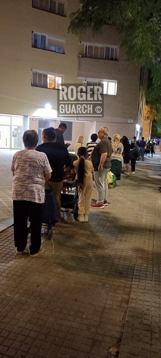 Ahir Dimarts nova jornada de repartiment d'aliments d'<a href="/AcampadaL/">Acampada Llibertat</a> a <a href="/AsociacindePaz1/">Asociación de Paz</a>. Cada vegada són més les famílies oblidades per el mafiós <a href="/ajuntamentSPM/">Aj Santa Perpètua</a>.

#FreePablo | #MenjadorSocialJa | #PeriodismoQueDaLaCara | #KitRadioSinFronteras | #FemXarxa.