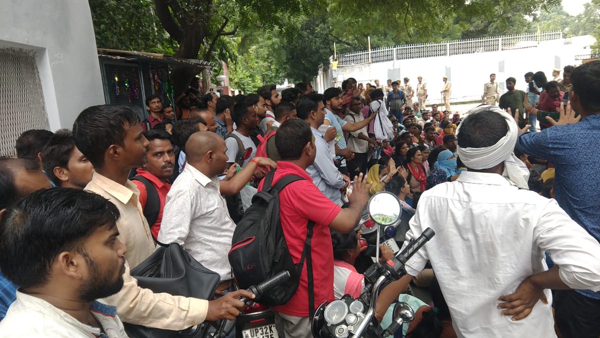 कुछ भी आप करें लें कितनी ही खराब आपके घर की स्थिति हो जाएआप लोगो बेरोजगारी की वजह से कितने भी परेशान हों6800 सीट देने का वादा चाहे सरकार की तरफ से किया गया हो लेकिन क्या वाकिय अपने किए गए वादा को पूरा करती है यूपी सरकार ये तस्वीरें उस बात की गवाह हैं
#6800_शिक्षको_को_नियुक्त_करो