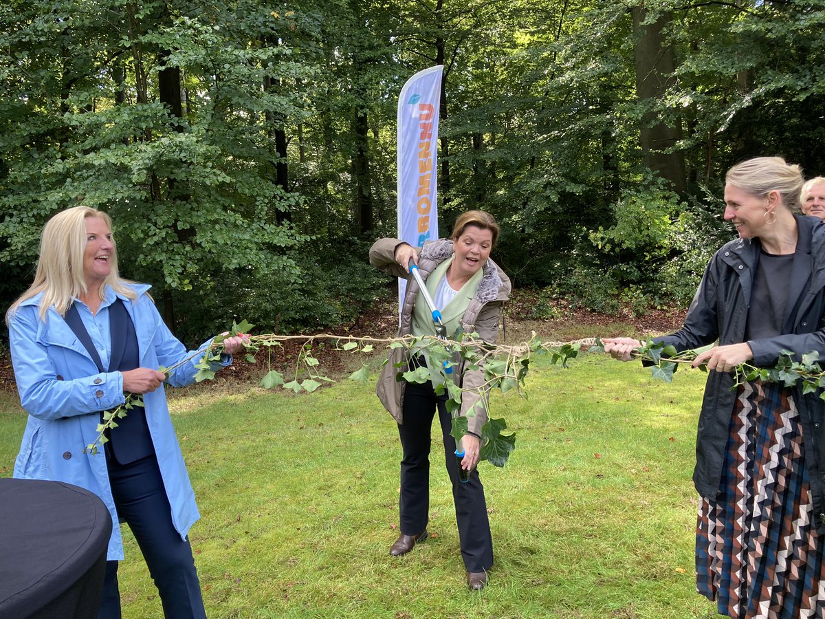 En de #Bomenplanner is geopend!! Iedereen kan weer gratis bomen bestellen en aanleveren! Kijk op <a href="/MeerbomenN/">MeerBomenNu</a> ! Dank iedereen en vooral <a href="/minlnv/">Minlvvn</a> voor de bijdrage aan de Bomenplanner. Meerbomen.nu