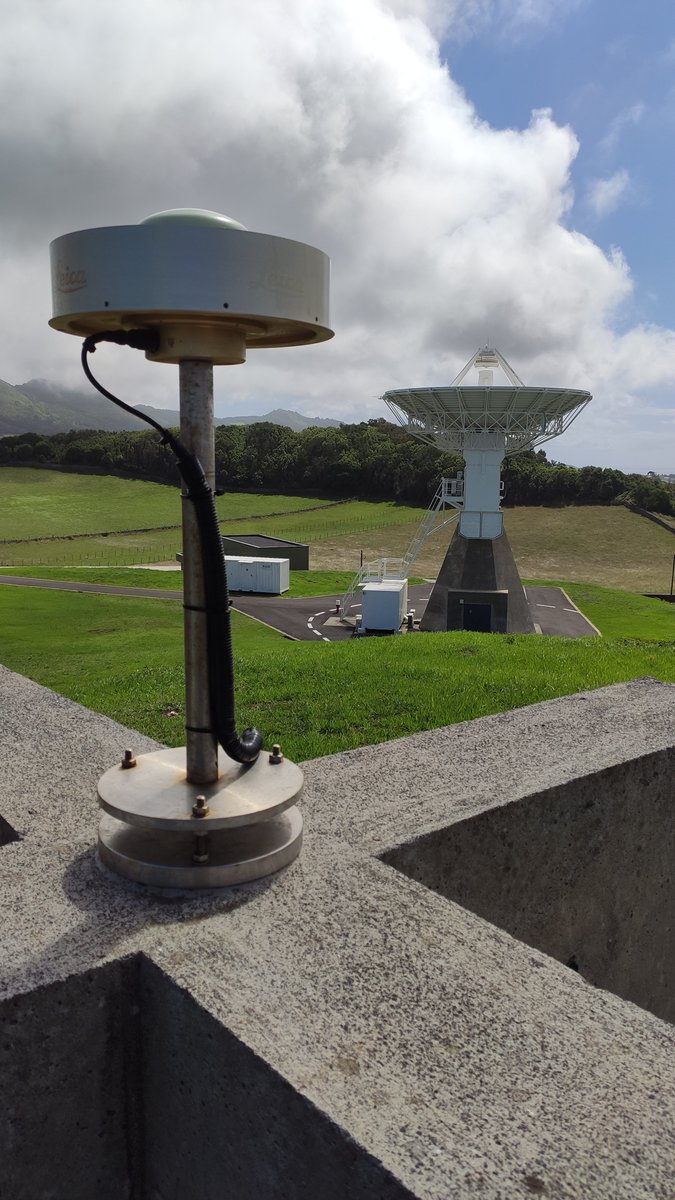 IGNSpain's tweet photo. #RAEGE es además un proyecto muy valioso a nivel geodésico pues estas estaciones tienen la característica de ser multitécnica, es decir, se utilizan distintas técnicas de #geodesia espacial y #física, siendo puntos importantes para validación de resultados y control de #calidad. https://t.co/up7UxHA5Bw